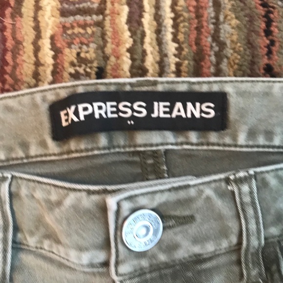 Express Shorts - Picture 3 of 4